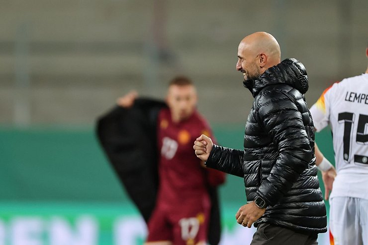 Jubelt über den Gruppensieg: Trainer Antonio Di Salvo. - © Daniel Löb/dpa