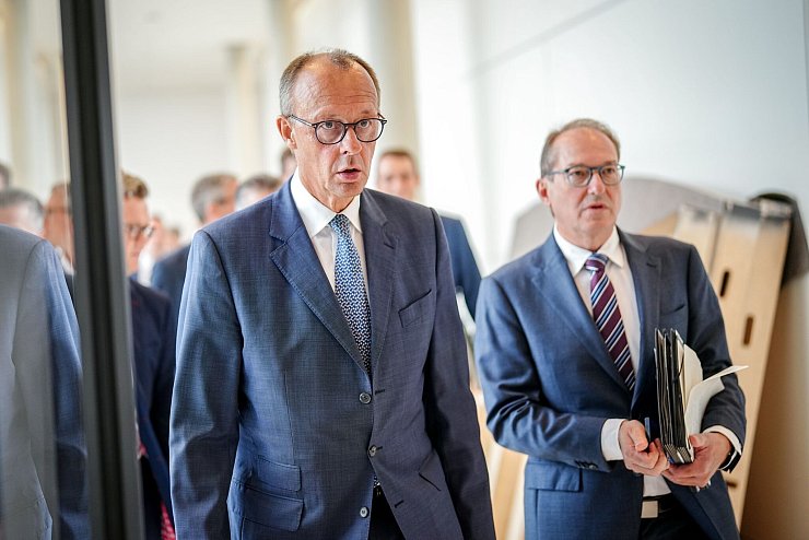 Unionsfraktionschef Merz und CSU-Landesgruppenchef Dobrindt haben in puncto Commerzbank viele Fragen an die Bundesregierung. (Archivfoto - © Kay Nietfeld/dpa