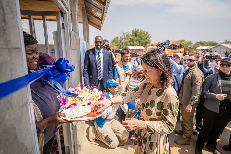 Außenministerin Annalena Baerbock eröffnet bei ihrem Besuch in der Flüchtlingssiedlung Gorom einen Rückzugsraum für Frauen. - © Michael Kappeler/dpa