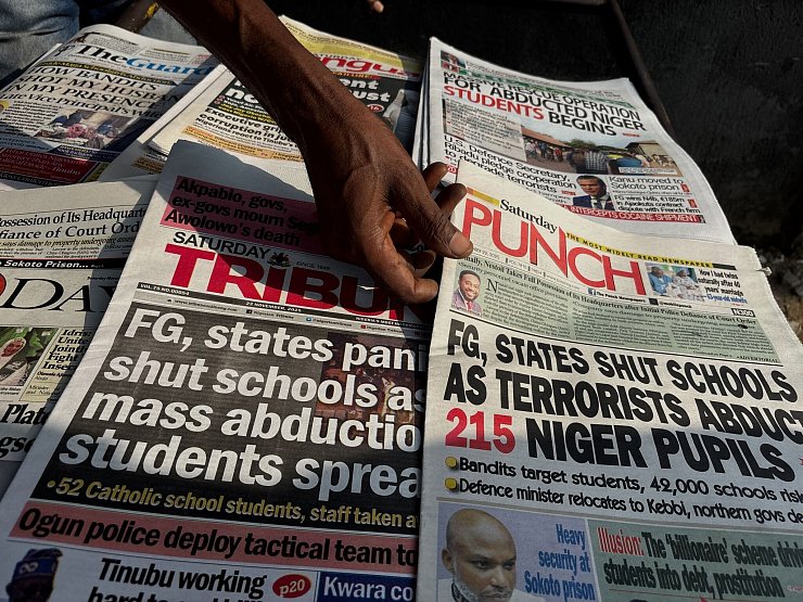 Sowohl kriminelle Banden als auch Terrormilizen entführen immer wieder Schulkinder in Nigeria. (Archivbild) - © Sunday Alamba/AP/dpa