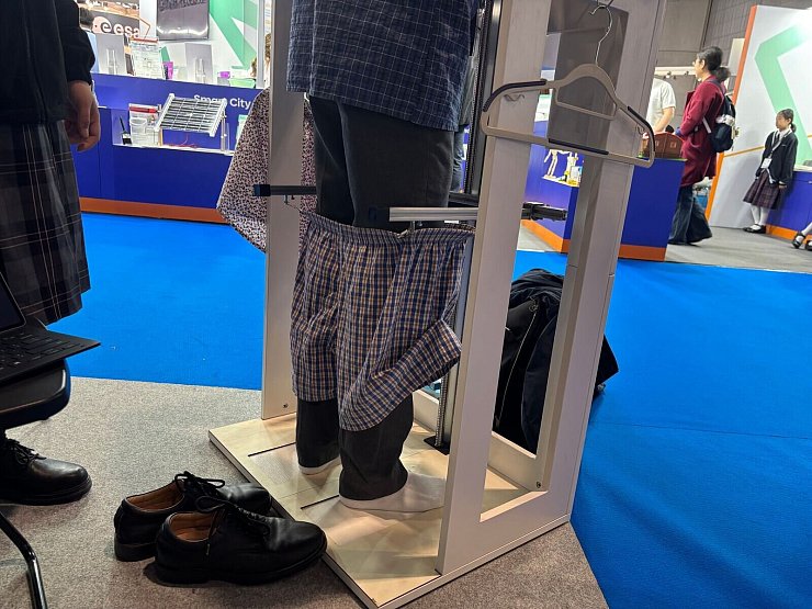 Ein Gestell zieht auf Knopfdruck die Hose hoch. - © Christiane Oelrich/dpa