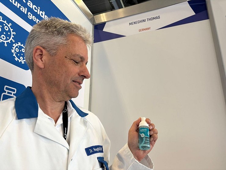 Desinfektionsmittel mit «Kampfstoff der Pflanzen": Zitronensäure. - © Christiane Oelrich/dpa