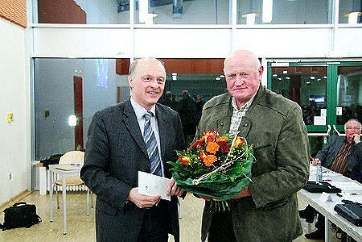 Abschied: Bürgermeister Klaus Geise bedankt sich bei Günter Nullmeier. Foto: Schwarzer