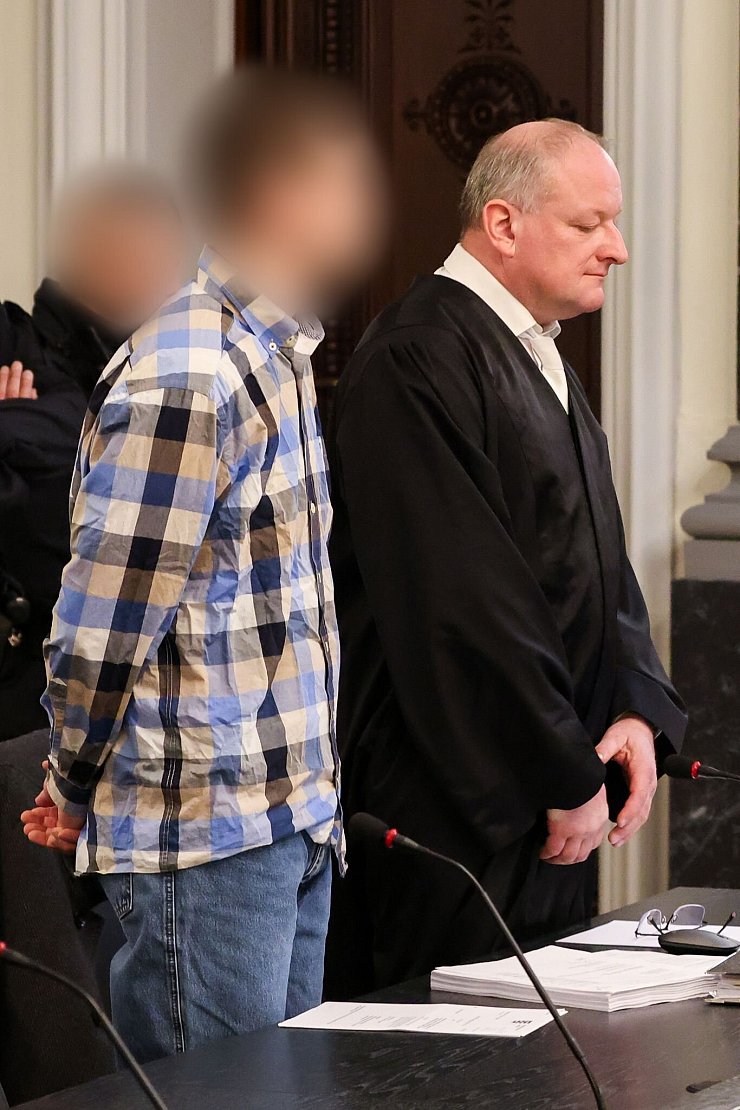 Wegen Mordes an seiner Mutter und Großeltern angeklagt: Ein 28-Jähriger steht in Zwickau vor Gericht. - © Jan Woitas/dpa
