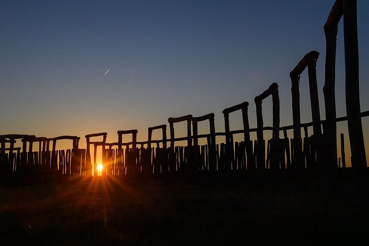 Beeindruckender Moment an einem besonderen Ort: Die Sonne geht hinter den Stelen und Toren vom Ringheiligtum Pömmelte unter. Am 20. März 2025 ist Frühlingsanfang und somit Tag-und-Nacht-Gleiche. - © Klaus-Dietmar Gabbert/dpa