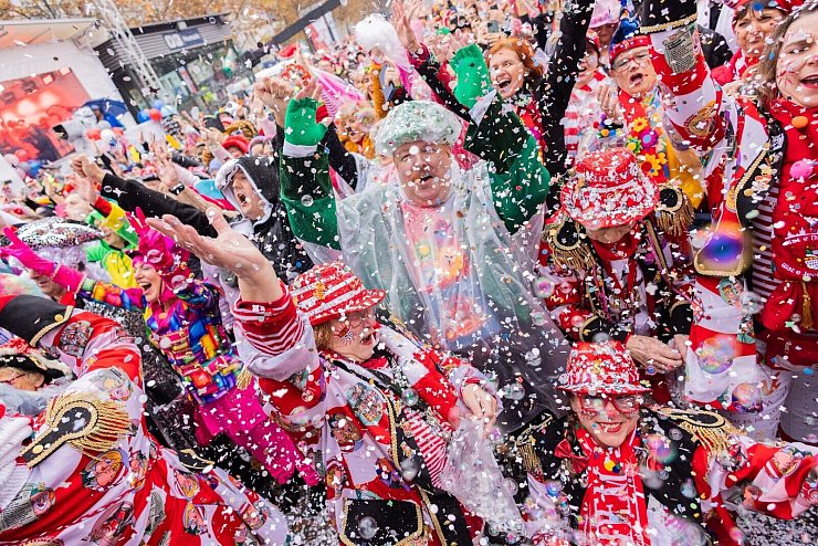 Karnevalsauftakt in Köln: Jecken feiern den Auftakt der Karnevalssession auf dem Heumarkt. - © Rolf Vennenbernd/dpa