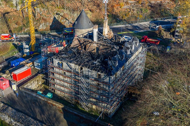 Blick auf das ausgebrannte Dachgeschoss von Schloss Hardenberg. (Luftaufnahme mit einer Drohne) - © Christoph Reichwein/dpa