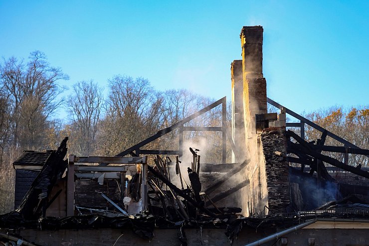 Brandrauch steigt auf aus dem Dachgeschoss des ausgebrannten Schloss Hardenberg. - © Christoph Reichwein/dpa