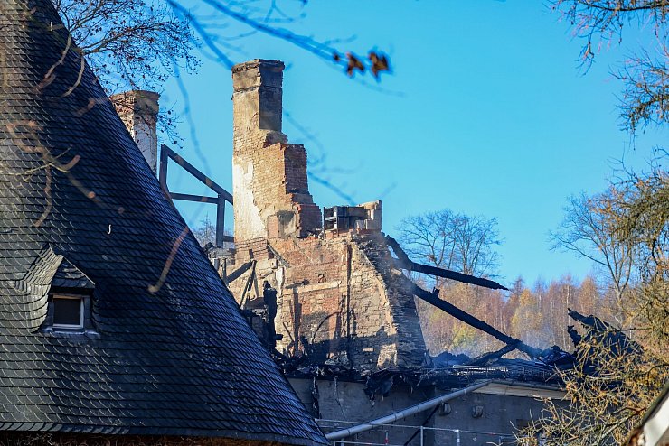 Nur die Grundmauern sind noch sichtbar im ausgebrannten Dachstuhl von Schloss Hardenberg. - © Christoph Reichwein/dpa