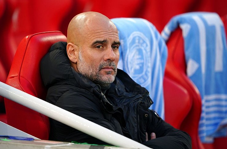 Verzweifelt: Pep Guardiola hat mit Manchester City vier Premier-League-Spiele in Serie verloren. - © Peter Byrne/PA Wire/dpa
