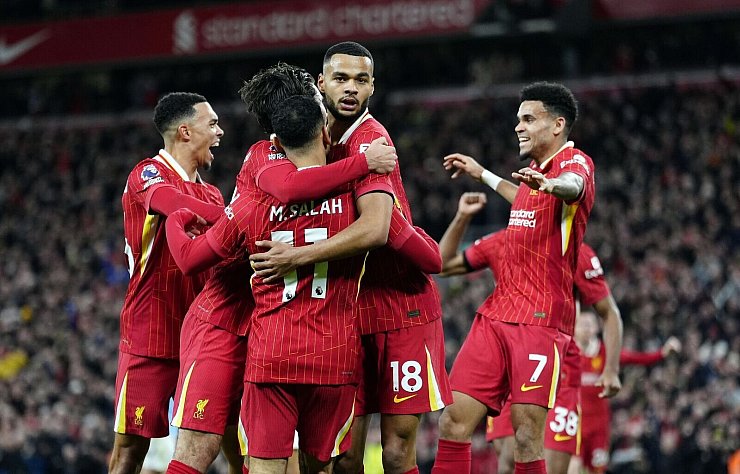 Liverpools Cody Gakpo feiert den ersten Treffer mit seinen Teamkollegen. - © Peter Byrne/PA Wire/dpa