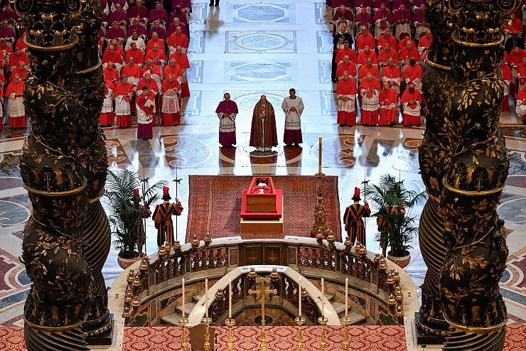 Der Leichnam des toten Papstes ist noch bis Freitagabend im Petersdom aufgebahrt. - © Uncredited/Vatican Media/AP/dpa