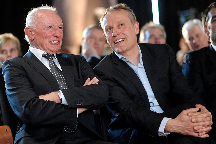 Gero Bisanz (l), hier mit Ex-Freiburg-Trainer Christian Streich, war der erste Bundestrainer der deutschen Fußballerinnen. - © picture alliance / dpa