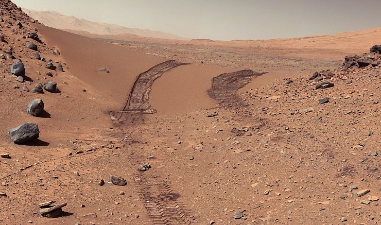 Roter Marsboden mit Spuren des Marsrovers «Opportunity» (Archivbild) - © Nasa/Jpl-Caltech/Msss/Press Association Images/dpa