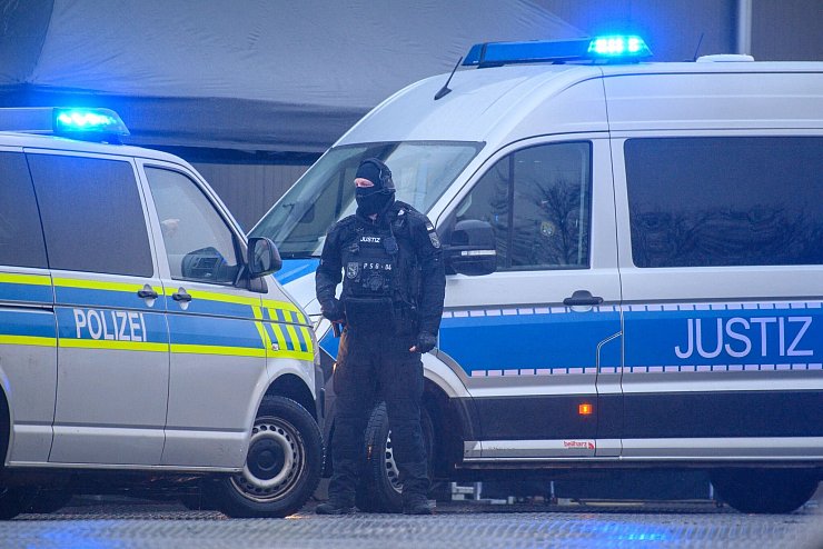 Der Konvoi mit Taleb al-Abdulmohsen fährt vor das temporäre Gerichtsgebäude in Magdeburg. - © Klaus-Dietmar Gabbert/dpa