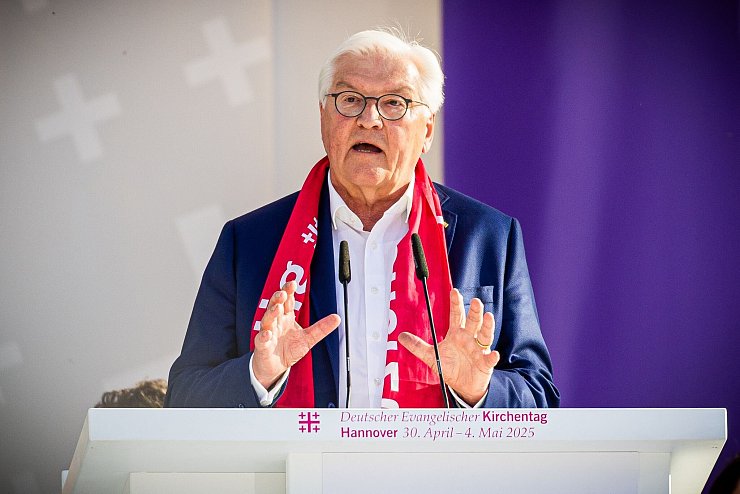 Der Bundespräsident würdigt den Kirchentag als seltene Chance, «dass wir uns aus unseren ideellen Fertighäusern herausbegeben». - © Moritz Frankenberg/dpa