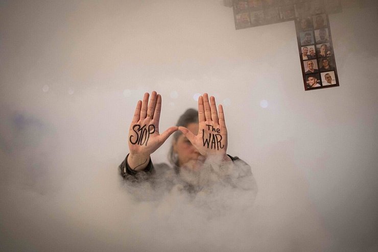 «Stop the war!» - Nur ein Ende des Kriegs kann die Geiseln nach Hause bringen, sagen viele Angehörige. - © Ilia Yefimovich/dpa