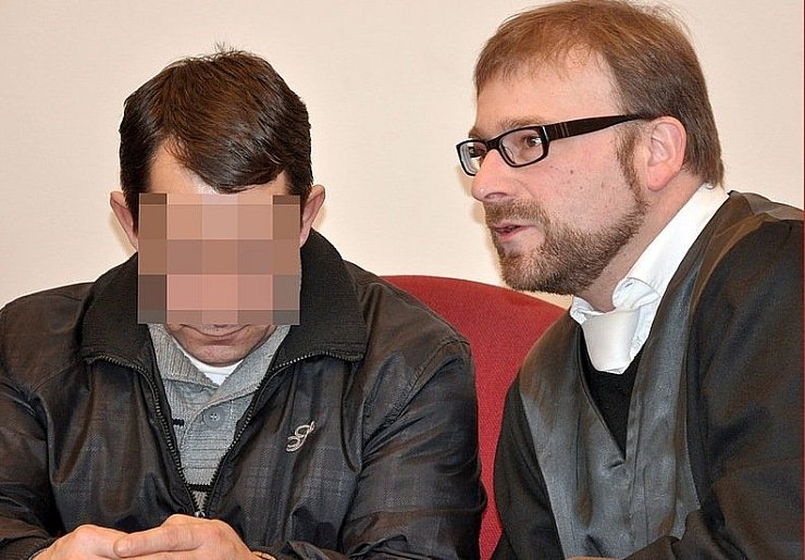 Der Angeklagte Isa K. (l) sitzt im Verhandlungssaal des Detmolder Landgerichts neben seinem Anwalt Martin Mauntel. - © FOTO: DPA