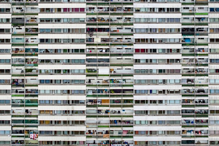Balkone und Fenster eines Hochhauses an der Duisburger Ottostraße. (Archivbild) - © Christoph Reichwein/dpa