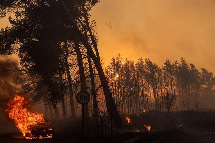 Starker Wind treibt die Flammen unbarmherzig voran - © Marios Lolos/XinHua/dpa