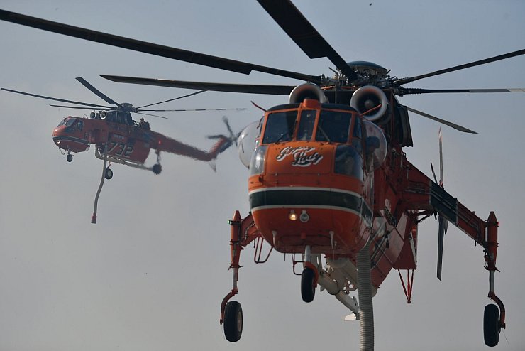 Dutzende Löschhubschrauber und -flugzeuge sind im Einsatz - © Michael Varaklas/AP/dpa