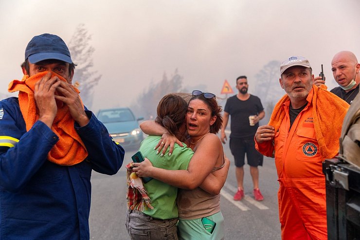 Auf der Flucht vor den Flammen - die Menschen in der Region sind verzweifelt - © Marios Lolos/XinHua/dpa
