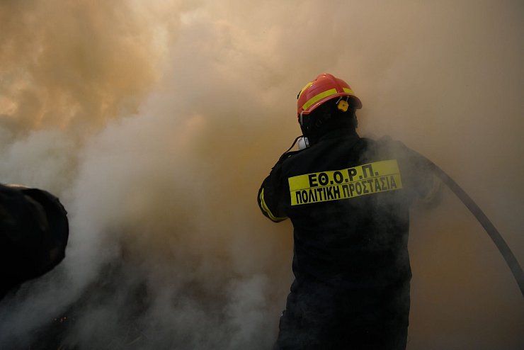 Bei starkem Wind ist der Kampf gegen die Flammen fast aussichtslos - © Michael Varaklas/AP/dpa