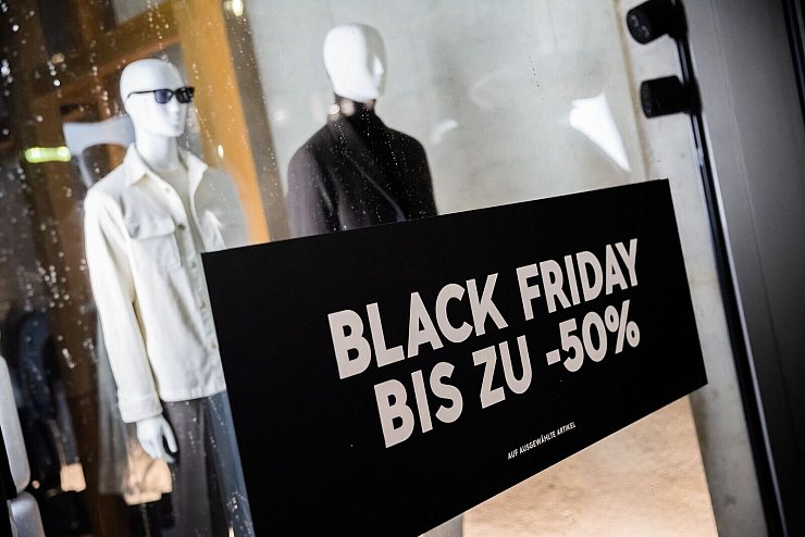 Wenn die Schnäppchen-Flut kein Ende nimmt, ist ständig Selbstkontrolle gefragt. (Archivbild) - © Christoph Soeder/dpa