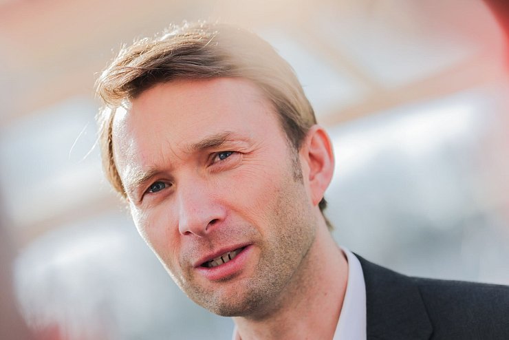 Bayer-Sportchef Simon Rolfes. - © Rolf Vennenbernd/dpa