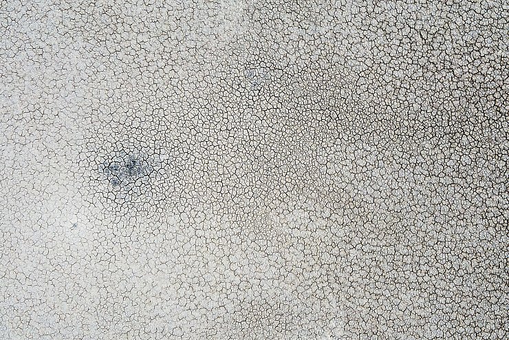Wasserbedingte Katastrophen können sich sowohl in Überschwemmungen als auch in Dürren zeigen. (Symbolbild) - © Giannis Papanikos/AP/dpa