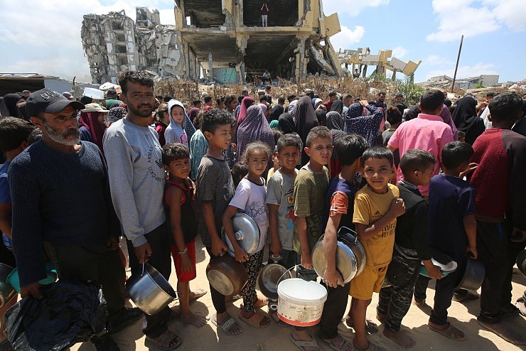 Nach Angaben der Hamas-Behörden sterben Kinder durch Unterernährung. (Archivbild) - © Omar Ashtawy/APA Images via ZUMA Press Wire/dpa