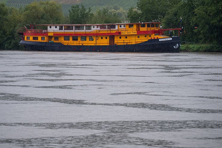 Das Schiff eignet sich laut Besitzer auch gut für Flussbestattungen. (Archivbild) - © Harald Tittel/dpa
