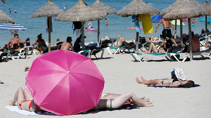 Strandurlaub ist immer noch heiß begehrt. (Archivbild) - © Clara Margais/dpa