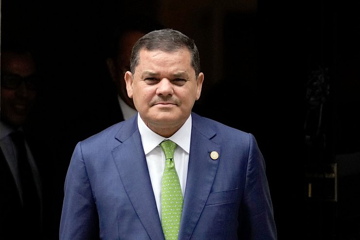 Demonstranten in Libyen fordern den Rücktritt der Regierung von Ministerpräsident Abdul Hamid Dbaiba. - © Matt Dunham/AP/dpa