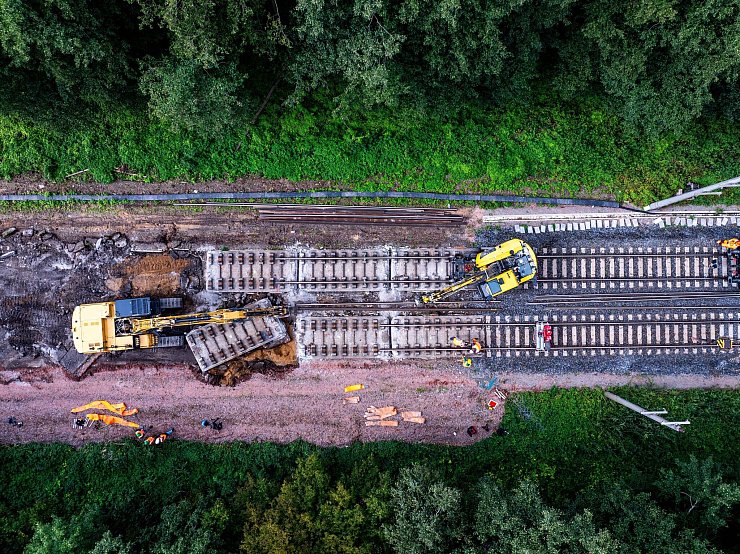 Die Bahn-Infrastruktur ist marode und bremst die Züge täglich vielerorts aus. Inzwischen wird reichlich gebaut - was der Pünktlichkeit im ersten Moment auch nicht zuträglich ist. (Archivbild) - © Jens Büttner/dpa
