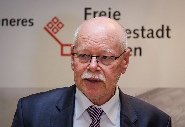 Bremens Innensenator Ulrich Mäurer (SPD) schlägt einen Punktabzug für Vereine vor, wenn deren Fans im Stadion Pyrotechnik abbrennen. - © Focke Strangmann/dpa