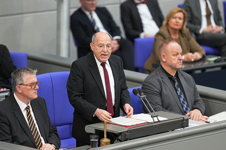 Alterspräsident Gysi eröffnet die konstituierende Sitzung. - © Michael Kappeler/dpa