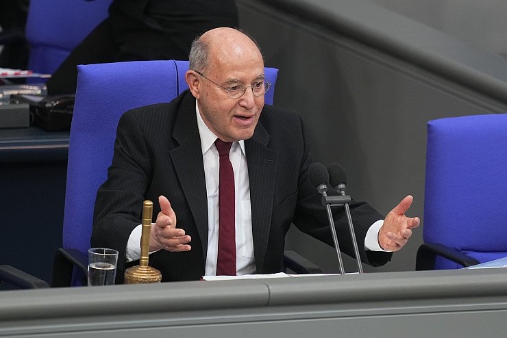 Alterspräsident Gysi leitet die Sitzung bis zur Wahl der neuen Bundestagspräsidentin. - © Michael Kappeler/dpa