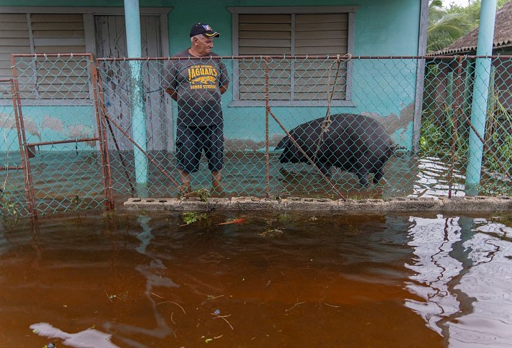 Zehntausende Menschen waren auf der Karibikinsel ohne Strom. - © Ramon Espinosa/AP/dpa
