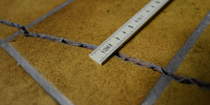 Risse regelmäßig überprüfen - vergrößern oder verändern sie sich, besteht dringender Handlungsbedarf. - © Franziska Kraufmann/dpa/dpa-tmn
