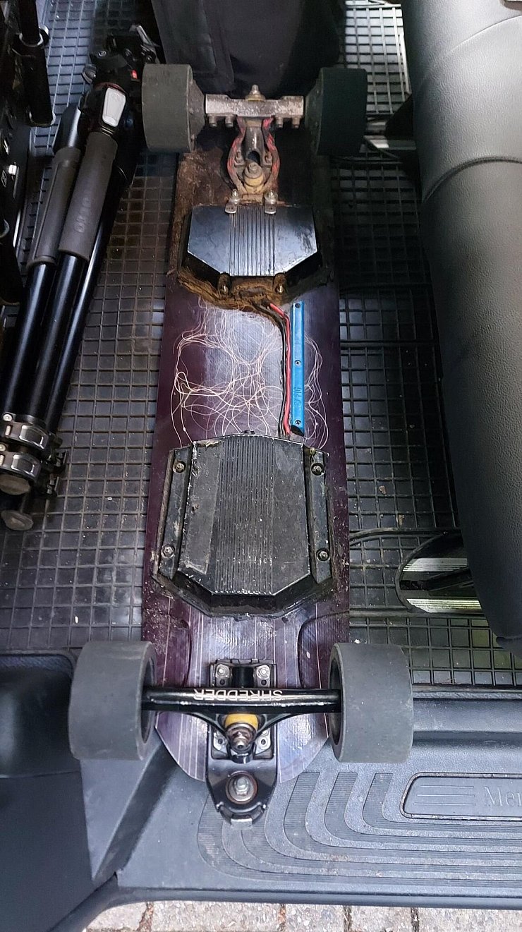 Das Skateboard fuhr 58 Stundenkilometer schnell. - © Polizei Neuss/dpa