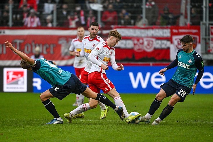 Umkämpftes Spiel in Regensburg. - © Armin Weigel/dpa