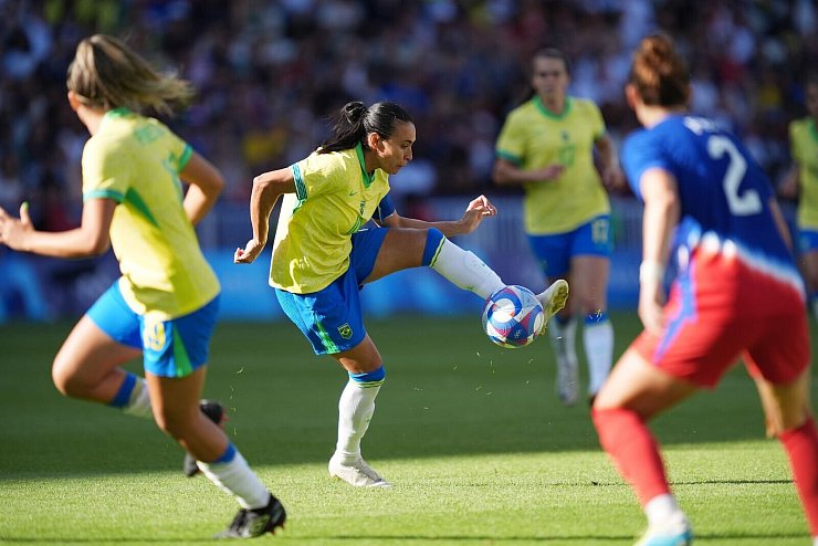 Brasiliens Marta kontrolliert den Ball - &copy; Marcus Brandt/dpa