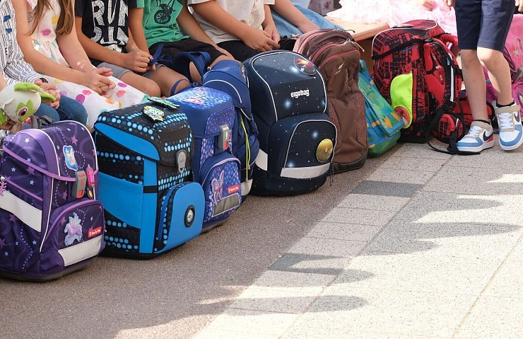 Ranzen packen, Bücher stemmen: Es geht wieder los für Tausende Schüler in Deutschland. - © Sebastian Willnow/dpa