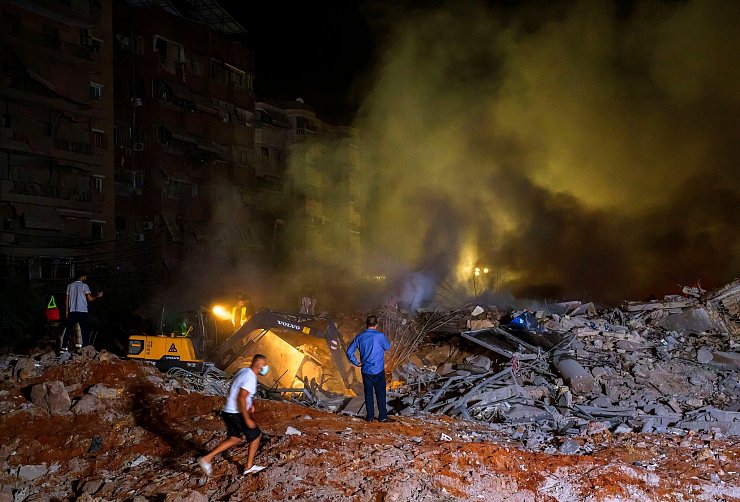 Rettungskräfte suchen in Beirut nach Überlebenden. - © Marwan Naaman/dpa