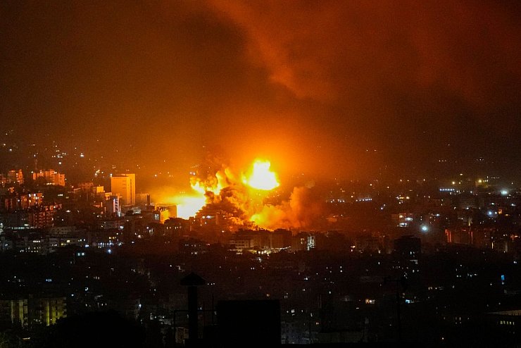 Hunderte Menschen in Beirut fliehen vor den Angriffen ins Stadtzentrum. - © Hassan Ammar/AP/dpa