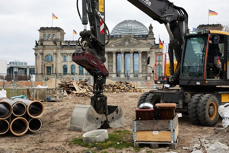 Baustelle nicht nur vor dem Bundestag - auch die mögliche künftige Regierung aus Union und SPD sucht weiter nach einem gemeinsamen Fundament. - © Joerg Carstensen/dpa