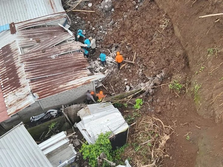 Einsatzteams suchten in der Nähe der Hauptstadt Denpasar noch nach einem Verschütteten. - © Denpasar City Bpbd/dpa