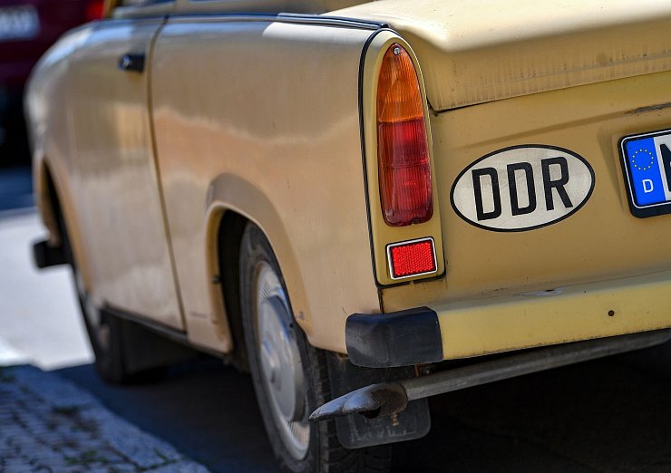 An so manchem Fahrzeug aus DDR-Produktion ist noch das Länderkennzeichen «DDR» zu sehen. (Archivbild) - © Hendrik Schmidt/dpa-Zentralbild/ZB