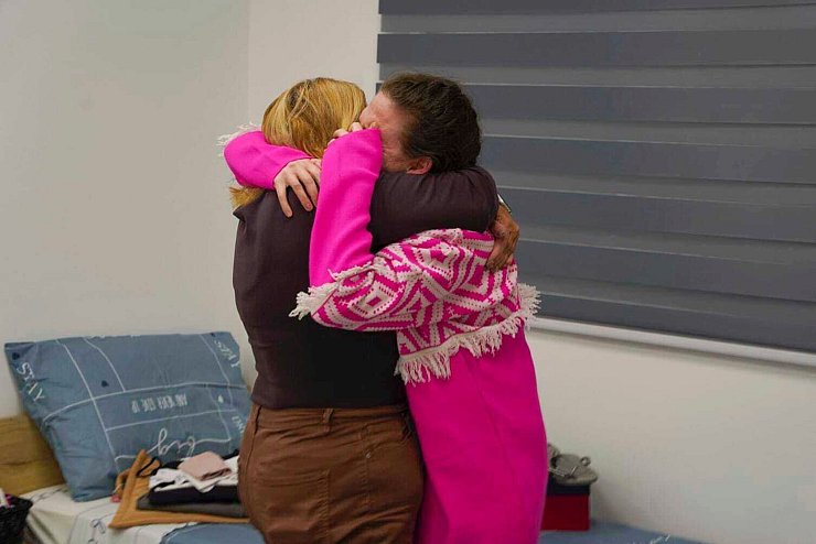 Nach der Freilassung der ersten Geiseln kam es in Israel zu emotionalen Szenen. - © Uncredited/Israeli Army/AP/dpa